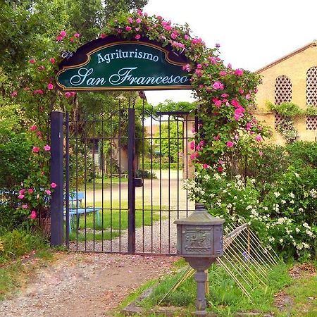 Agriturismo Borgo San Francesco Basiglio Bagian luar foto