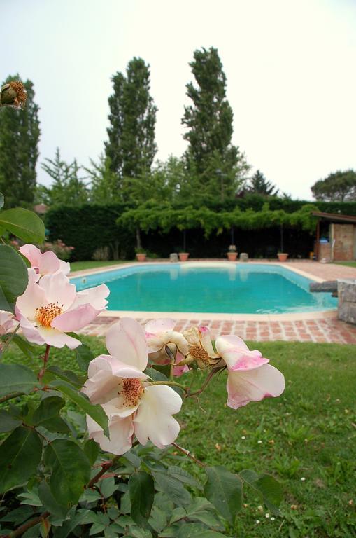 Agriturismo Borgo San Francesco Basiglio Bagian luar foto