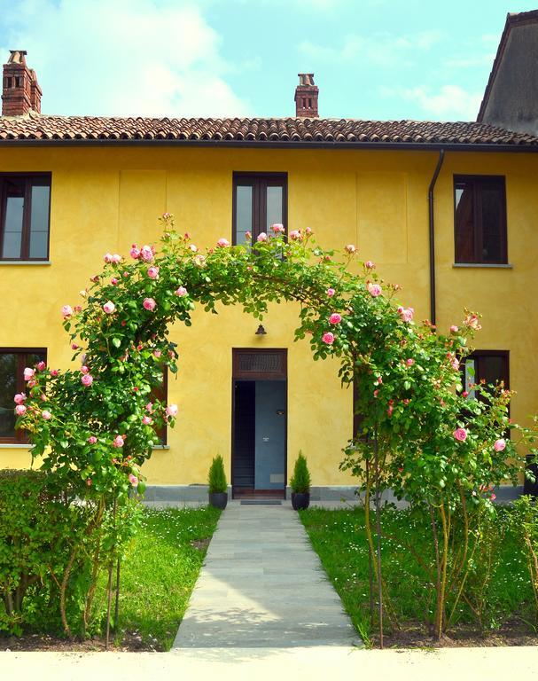 Agriturismo Borgo San Francesco Basiglio Bagian luar foto